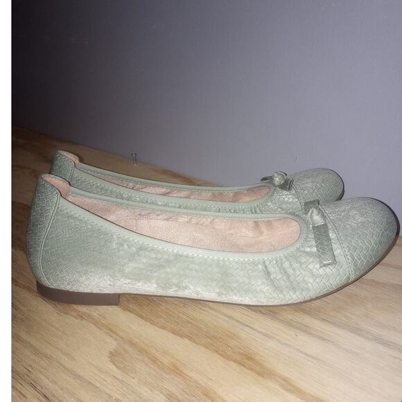 Women's Vionic Sage Green Flats Amorie Loafers 9 - Picture 1 of 2